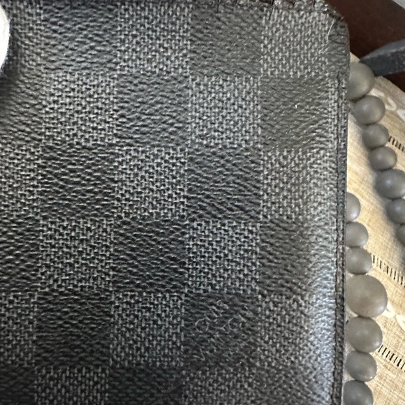 LOUIS VUITTON
Damier Graphite Slender Wallet - Picture 10 of 17